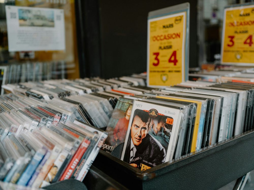 Bakken met tweedehands dvd’s in een winkel